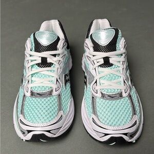 Saucony ProGrid Omni 9 sneakers “Aqua/silver” colorway